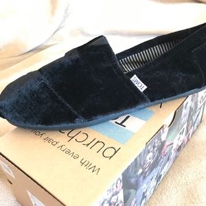 Toms ‘classic’ Velvet Slip-On